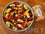 Рецепта Зелена салата с кейл, варени яйца, запържен бекон и авокадо